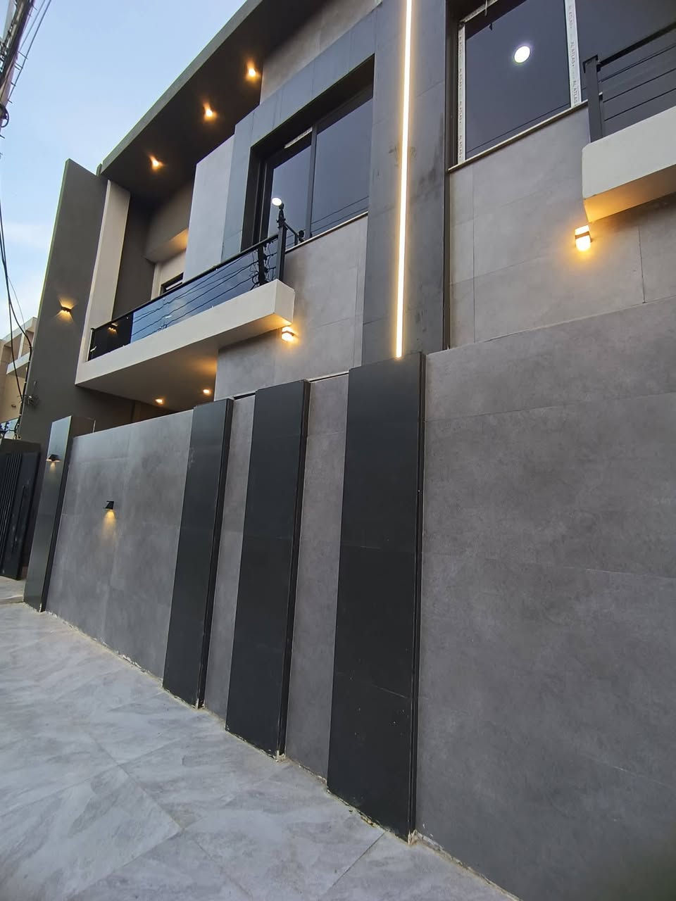 #عروض مكتب قصر الفخامة للعقارات والمقاولات
دار  للبيع للبيع 
الموقع / حي النور 
مساحة / 190 م واجهة 7.5م 
طابقين بناء حديث زيرو تسليم فوري 
ط1 غرفتين نوم وهول واستقبال ومطبخ حار وبارد وصحيات عدد 2 وكراج ونافورة داخلية 
ط2 خمس غرف نوم وهول وصحيات وبيتونه والسطح كاشي 
بناء درجه اولى / نظام سالبت ودكتات وكاميرات 
السعر  / 355 مليون 
*********** واتساب 
*********** واتساب 
عنوان المكتب حي النور سايدين دانية ماركت بعد ملعب كلاسيكو
