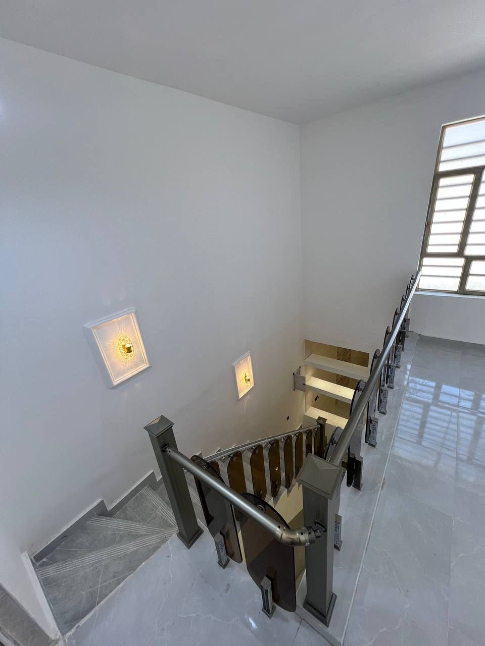 🏠#دار_للبيع   100متر واجهيه 6متر نزال 16.76متر
بناء طابق ونص  حديث 

يحتوي البيت. ع[2غرف نوم -استقبال -صحيات  صالة- ومطبخ] البيت شغل درجة اولى 

مع الخدمات[ماي-كهرباء-تبليط]

🔴ملاحضه البيت جاهز للسكن 🔑

⬅️نوع العقار  طابو زراعي سند 25 اقرار محكمه 

⬅️العنوان #بغداد_الدوره_البوعيثه   

       مجمع العيثاوي 

🔴للاستفسار  خاص او الاتصال ع  الرقم***********
