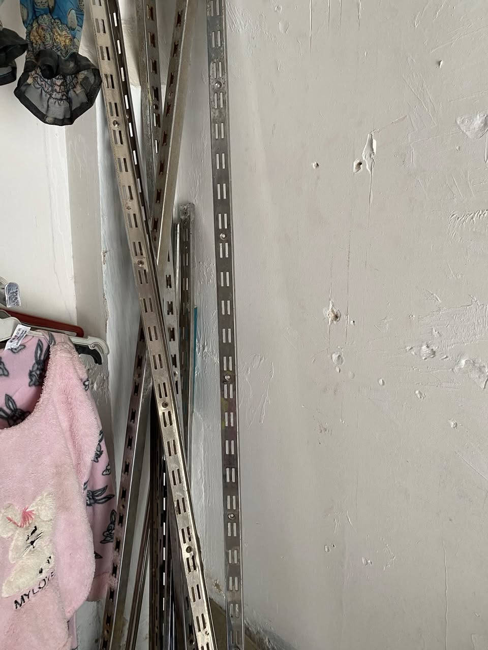 السلام عليكم رفوف خشب جديد ما مستخدم 12 رف جديد طول الرف 244 سم مع سكك حديد عدد 25 سكه مع حمالات تقريبا 50 حماله مع ملكانه للبيع قرب دكتور عدنان للاستفسار ***********
