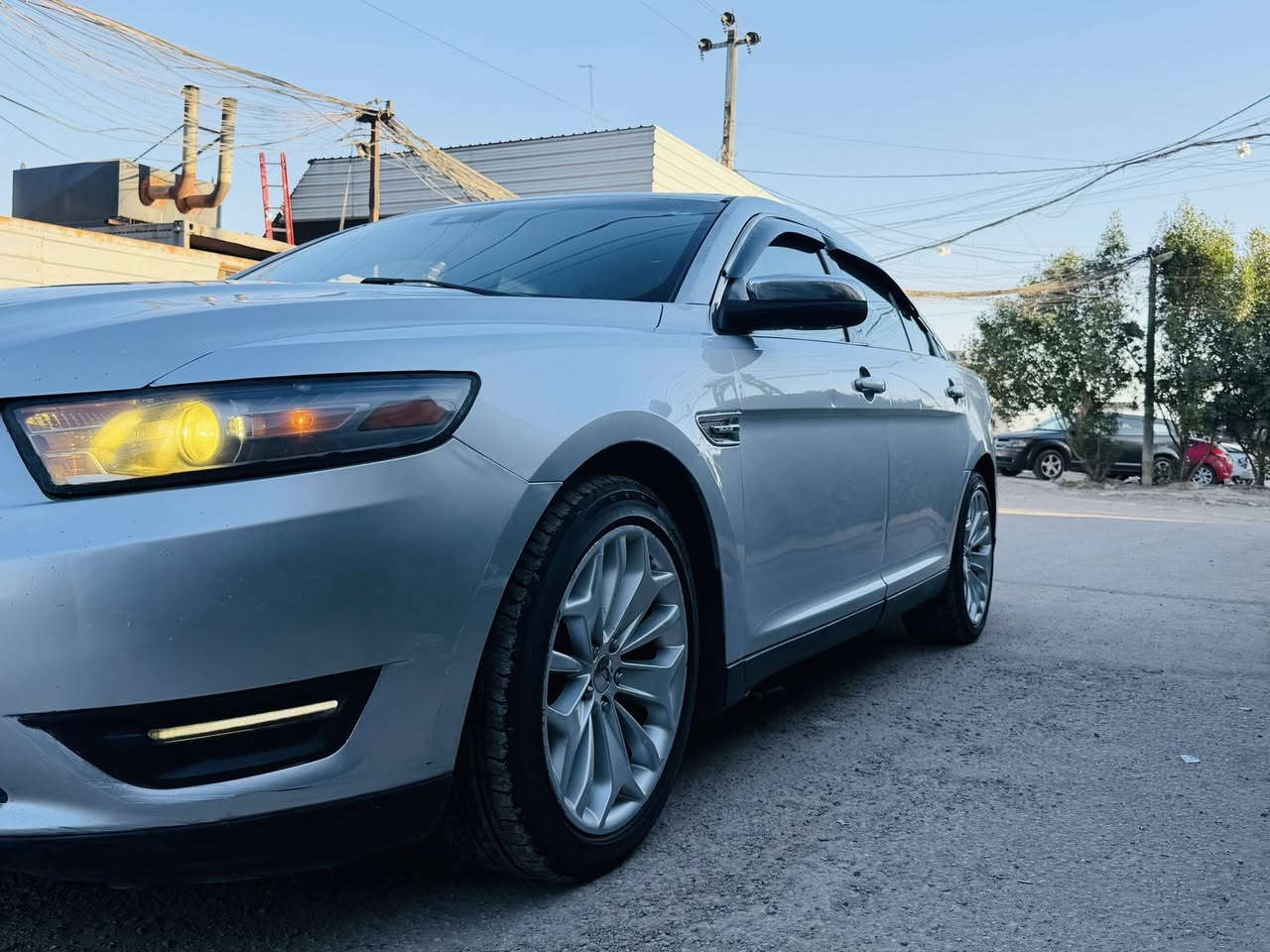 فورد تورس 2013 LIMTED فول مواصفات
محرك 3500 ( 6V )
(بصمة تشغيل وابواب - فتحة - كشنات جلد وكهرباء وتدفئة وتبريد وخزن - شاشة وسستم صوت سوني - حساسات ورادار - تحكم ستيرن - ستيرن كهرباء وغيرها من المواصفات )
رقم بغداد ( سنوية وهزة جديدة )
سيارة بدون اي نقص وشواصي ولغود سليمة
بيها 6 قطع صبغ اعتبرها حزام
السعر 105 ورقة 
للاتصال *********** اتصال وواتس اب
العنوان بغداد جانب الكرخ
غير متواجد ع الفيس
