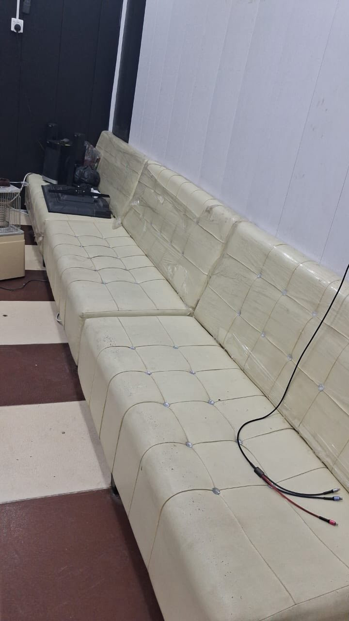 للبيع ادوات حلاقه 2 مرايات 2 ميز ابو الجرارات 1 مغسله 1 او قنفات 3 مكان بصره مطيحة ***********
