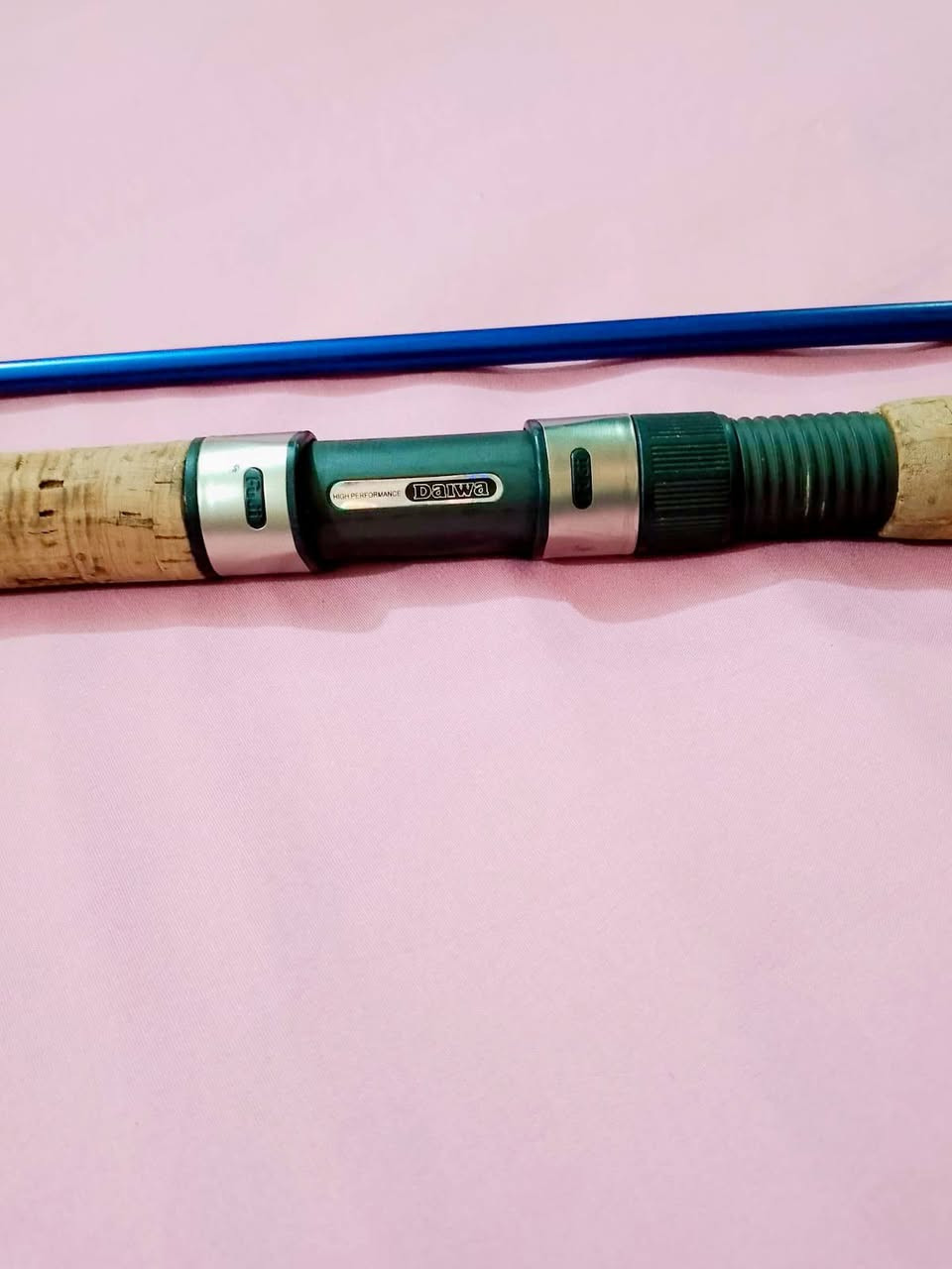 ✓✓✓السعر  خاص ✓✓✓
الرقم ‏‪***********‬‏
​الاسم  دايفا إنفيت دايوا الحديث (Daiwa Infeet) - الموديل المحدد بالصورة هو VR902MHRS.
​الطول: مكتوب عليها '0 9 (يعني 9 أقدام)، وهو ما يعادل 2.74 متر، وتجي قطعتين.
​الصلابة والأكشن (Action & Power):
​الصلابة: Medium Heavy (MH) (متوسطة صلبة).
​الأكشن: Casting Action (سريعة الاستجابة ومخصصة للرمي الدقيق والمسافات).
​تحمل الخيط والوزن (Lure & Line WT):
​وزن الحواضن/الميرور (Lure WT): من 10 إلى 50 غرام (مثالية جداً للكاستنج بالقطع المتوسطة والثقيلة).
​قوة الخيط (Line WT): من 12 إلى 30 باوند (lb).
​بلد الصنع: من دايفا اليابانية وبمواصفات عالية، وتلاحظ مقبض الفلين وقاعدة البكرة من شركة Fuji اليابانية الأصلية كما في الملف 1000306492.jpg).
​الوزن (ثقل القصبة): قصبات دايفا إنفيت بهذا الطول والصلابة تمتاز بخفتها، وعادةً يتراوح وزن القصبة نفسها بين 160 إلى 185 غرام تقريباً لضمان راحة اليد أثناء الرمي المستمر
