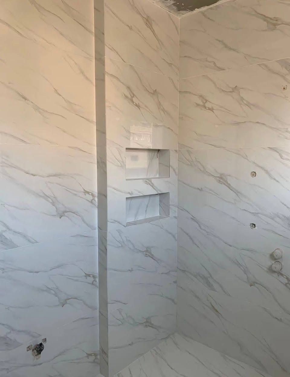 سعر بناء المتر ٣٥٠ الف دينار عراقي تسليم مفتاح بالكامل عرض لفتره محدودة
١-تهيئة وفرش طبقة من السبيس الخالي من الشوائب او الجلمود، عند الحاجة يتم حدل الارض بحادلة ٢٠ طن للوصول الى المستوى المطلوب.
٢- رش الارض بالمبيد الحشري الجرثومي عالي الفعالية وحسب المواصفات.
٣-تأسيس شبكة مجاري ٤ انج نوع الامل الشريف مصري المنشأ، مسلح ثلاث طبقات.
٤-عمل قالب الخشب وتسليح ونشر حصيرة حديد  ٣٠ سم مع اضافة جسور بابعاد الاتاري ٢٥ سم بينهم وباقطار حديد نصف انج مع شيش قياس ٥ نوع  سوبر او FF حسب المساحة.
٥-صب الاساس اسمنت مقاوم خلطة (C30)  بأرتفاع ٤٠سم.
٦-صب البتلو بأرتفاع ١٥ سم.
٧-البناء يكون بالطابوق الابيض  الجمهوري.
٨-صب السقف نشر (20)سم + الجسور ومواصفات الطابق الثاني  والبيتونة نفس القياسات المذكورة
٩-بناء الستارة ٤ انج زائد أعمدة.
١٠-تأسيس شبكة الماء ايسون الماني او أمل الشريف.
١١-تأسيس الكهرباء نوع سيمنز العقبة الاردني او الفنار .
١٢-أعمال انابيب السبلات والبوكسات لكل الغرف.
١٣-تطبيك الارضية بورسلين .
١٤-تطبيك الحمامات والمطابخ بالسيراميك الايراني.
١٥- أعمال الجص والبورك مساطر بقياسات ٩٠سم  والبورك.
١٦-الواجهة تكون لبخ بالأسمنت وطلس مادة وتركيب الكوبلانات.
١٧-يتكفل صاحب الدار بسحب خط ماء وخط مجاري وخط كهرباء.
١٨-الانارة حسب النوعية الجيدة في السوق.
١٩-الفنتگ و اثاث الصحيات  نوع إيراني درجة أولى.
٢٠-بايات الدرج بورسلين نوعية.
٢١-محجر الدرج ألمنيوم مدور. 
٢٢-الابواب الداخلية شمالية.
٢٣-الشبابيك المنيوم مقطعي نوع صيني.
٢٤-باب الاستقبال قاصة تفصال عراقي.
٢٥-تزفيت السطح وعمل شتايگر.      
٢٦-لبخ الستائر وسقل بالكامل.
٢٧-لايشمل العمل لبخ جوانب الدار.
٢٨- تتكفل الشركة بتنظيف داخل وخارج الدار عند إكمال الاعمال.
٢٩- الشركة المنفذة غير ملزمة بصبغ من الداخل.
٣٠- الشركة ملزمة بنصب بايات خارجية وسط الرصيف.
٣١- يقسم مبلغ كلفة البناء لثمان دفعات.
٣٢- يحق لصاحب الدار تغيير اي فقرة على ان يتحمل صاحب الدار فرق التكلفة.    
اخوكم عمار الشمري ***********
