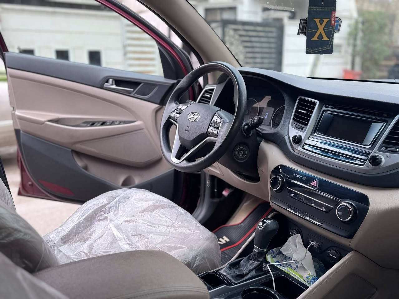 سلام عليكم توسان 2017 امريكي بيه قطعه فقط جاملغ عل يمنه  هزه وفحص جديد. ماشيه 87    نضافه 100‎%‎ كشنات كهرباء    الـسعر  150$ بيهه مجال شي قليل. 
رقـم تواصل/***********
