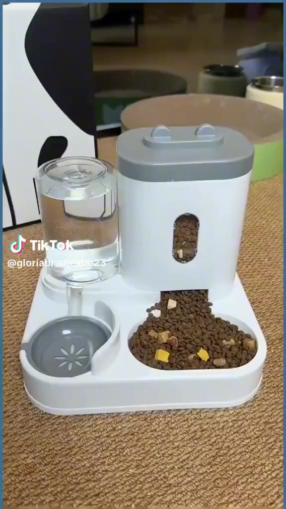 هذا المنتج عبارة عن جهاز تغذية وموزع مياه أوتوماتيكي للحيوانات الأليفة بتصميم 2 في 1. 
تصميم مريح: يتميز الجهاز بتصميم يجمع بين موزع مياه ووعاء للطعام، مما يوفر مساحة ويحافظ على نظافة المكان. 
التشغيل الذاتي: يعمل الجهاز بنظام الجاذبية أو التشغيل التلقائي دون الحاجة إلى بطاريات أو كهرباء في معظم الموديلات المشابهة. 
مراقبة سهلة: يحتوي على نافذة شفافة تتيح لك مراقبة مستوى الطعام والماء بسهولة لإعادة تعبئتهما في الوقت المناسب. 
مواد آمنة: مصنوع من مواد متينة وآمنة للحيوانات الأليفة، كما أنه سهل التنظيف
سعر 8000 فقط.


**إذا كنت صاحب هذا الإعلان وتريد حذفه لأي سبب، رجاءا أرسل رسالة إلى الدعم الفني**