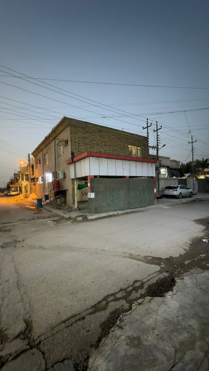 بنايه تجاريه للبيع
تحتوي على شقتين كبيرتين+ثلاث محلات
مؤجره بوارد شهري مليون دينار و موقع ممتاز 
العنوان : العرضات قرب النفق شارع حسينه ابو الفضل العباس (ع) مقابل اسواق سيد حسن 
للاستفسار الاتصال على : ***********
