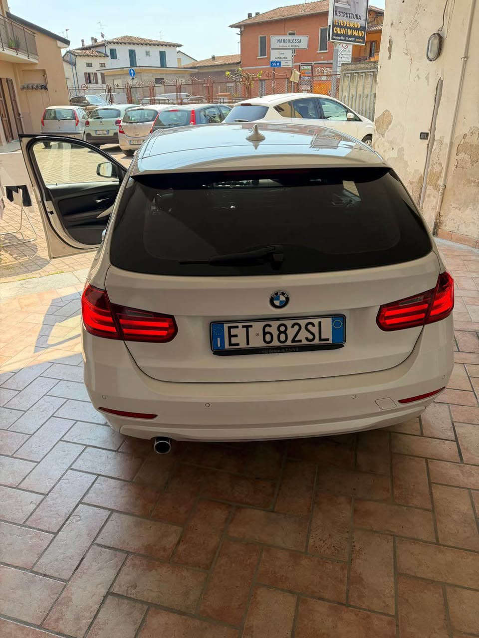 BMW 320d Touring Automatic Sport – Anno 2014

Vendo BMW 320d Touring in ottime condizioni generali, sempre mantenuta con cura e regolarmente tagliandata.

L'auto è perfettamente funzionante, senza alcun problema meccanico o elettronico. Nessun lavoro da fare, pronta all'uso.

Caratteristiche:
• Anno 2014
• Motore 2.0 Diesel BMW 320d
• Cambio automatico con modalità Sport
• 378.285 km
• Colore Bianco
• Cerchi in lega
• Sensori di parcheggio
• Climatizzatore
• Vetri elettrici
• Interni ben tenuti
• Grande comfort di guida e bassi consumi

L'auto non ha debiti, fermi amministrativi o vincoli di alcun tipo. Documenti in regola.

Disponibile per qualsiasi prova su strada o controllo presso il vostro meccanico di fiducia.

Prezzo: € 9800 trattabili

Visionabile in zona Brescia.

Per maggiori informazioni contattatemi in privato. الدار البيضاء, المغرب


**إذا كنت صاحب هذا الإعلان وتريد حذفه لأي سبب، رجاءا أرسل رسالة إلى الدعم الفني**