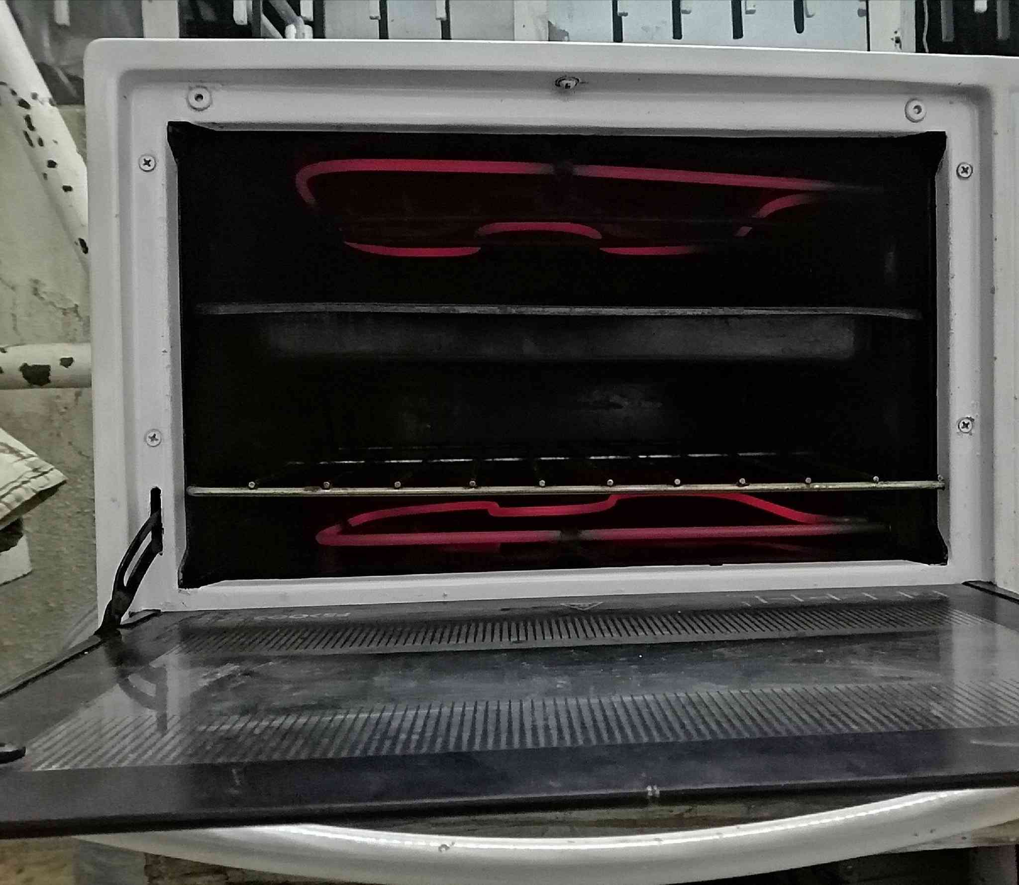 اوفن جوسنك حجم كبير نظيف وشغال السعر ٣٠ الاتصال عالرقم *********** ويوجد خدمه توصيل
