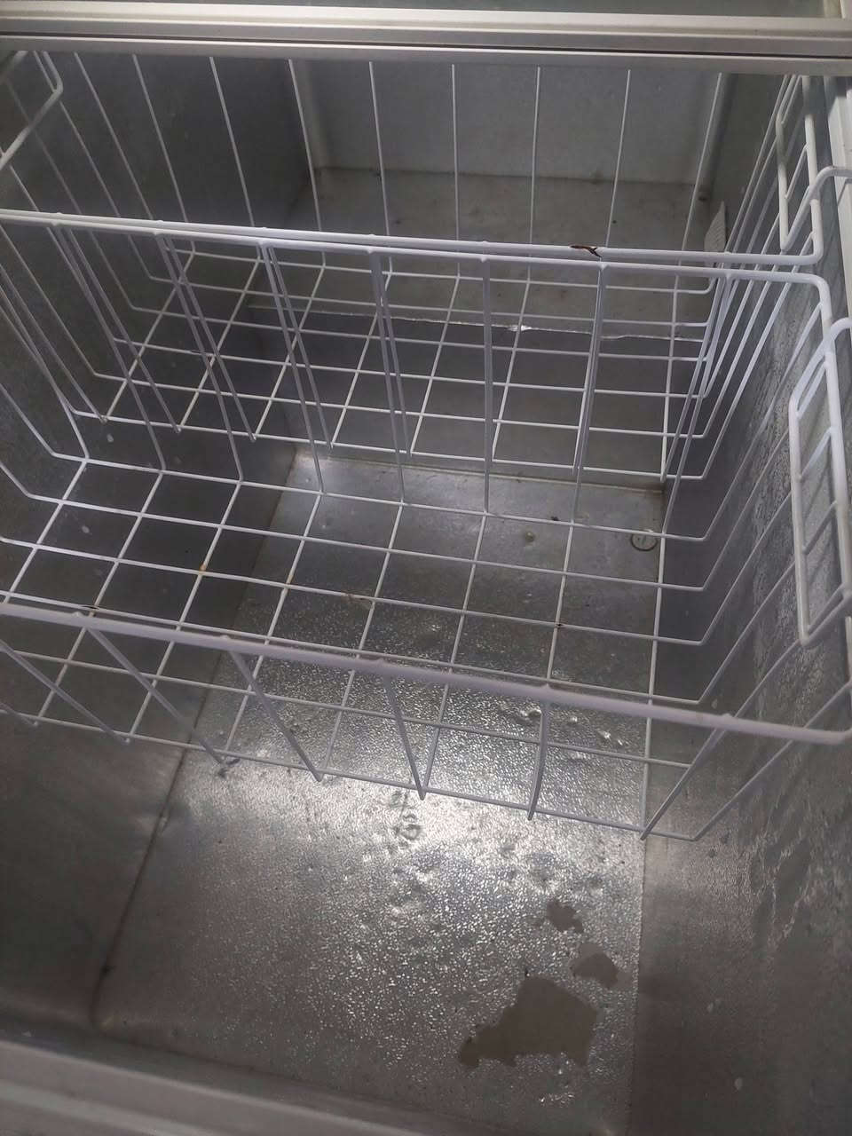 سلام عليكم مجمده للبيع نوعيه الحافظ مجمده مبيهه اي خلل بل تجميد تخبل فقط التاير الايمن الخلفي واكع ويمه خياس بسيط (حجم١٤) سعر ٢٠٠ وبيه مجال ***********
