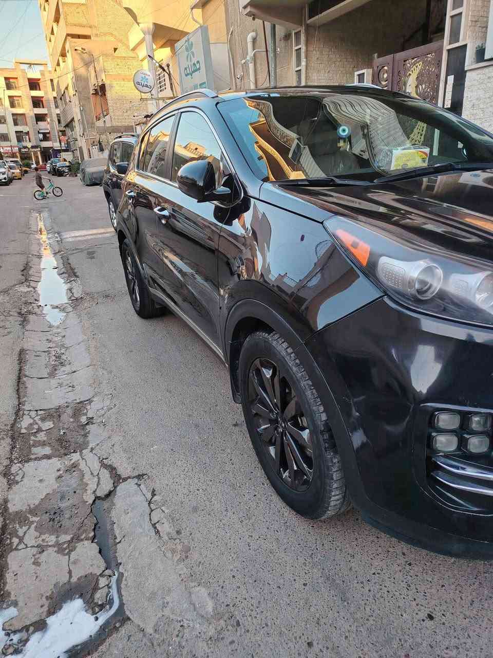 🚗 كيا سبورتج 2019 - مواصفات EX () 🚗$155
العشاق الفخامة واللون الملكي، سيارة متكاملة المواصفات (وارد أمريكي) وبحالة ممتازة جداً.

📌 التفاصيل الأساسية:

• الموديل: 2019.

• الفئة: EX (معروفة بمواصفاتها العالية).

• اللون الخارجي: أسود ملكي مميز.

⭐ المواصفات والتكنولوجيا:

• نظام التشغيل: بصمة تشغيل + يدات بصمة (نيكل).

• الشاشات: شاشة كبيرة تدعم Apple CarPlay + شاشة خاصة بالأعطال.

• أنظمة القيادة: كير 3 وضعيات (Sport / Normal / Eco)، مثبت سرعة، مانع انزلاق، ونظام نزول المنحدرات.

• التحكم: تحكم ستيرن كامل جهتين.

🛋️ الراحة والرفاهية:

• المقاعد: جلد بلادي، كشن السائق كهرباء، مع خاصية (تدفئة كشنات + تدفئة ستيرن).

• التبريد: قطعتين (تبريد ثلج ما شاء الله).

• الإضافات: مري شفط مع إشارات ترحيب، إشارات بالمري، ولايتات زنون.

• الويل: ويل كب حجم 19 بلادي

📍 الموقع والتواصل:

• العنوان بغداد

• للاستفسار ***********
