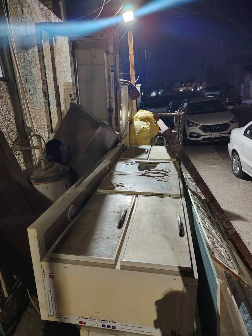 السلام عليكم ورحمة الله وبركاته شباك وباب متصل كامل مصبوغ وجام للبيع مع كاونتر ست قطع تسكام نظيف جدا سنك مرمر للبيع للاستفسار الاتصال على الرقم ***********
