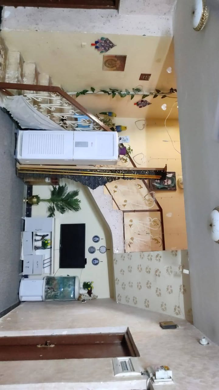 السلام عليكم
بيت للبيع في ام الخيل الثالثة قرب شارع 20 البيت موقع مميز يقع ع شارعين الشارع الامامي 10 والخلفي 15 حاليا بالباب سبيس يعني مقبل ع تبليط يتكون من طابقين 

الطابق الاول 

غرفتين نوم صاله كبيره جدا براني كبيره ومطبخ حار وبارد مجمع صحي داخلي وخارجي

الطابق الثاني

يحتوي ع ثلاث غرف نوم مخازن عدد ثنين وصحيات وصاله كبيره 

الي مهتم بي مراسله الصفحة او الاتصال ب الرقم ***********

***********
