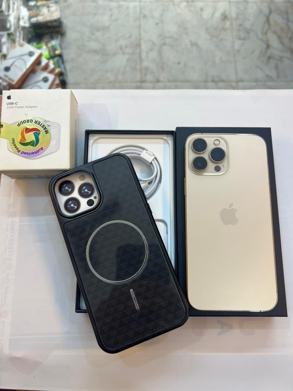 ايفون 13 برو ماكس 256 ذاكرة 
بطارية 95‎%‎
نضافة 100‎%‎
كامل ملحقات الاصلية شركة ماستر 
اصلي وبيه ضمان لوكالة 
استخدام قليل
السعر مناسب
***********
العنوان القطاع شارع السوك مجاور عوينات الكرار 
مركز الشمس
