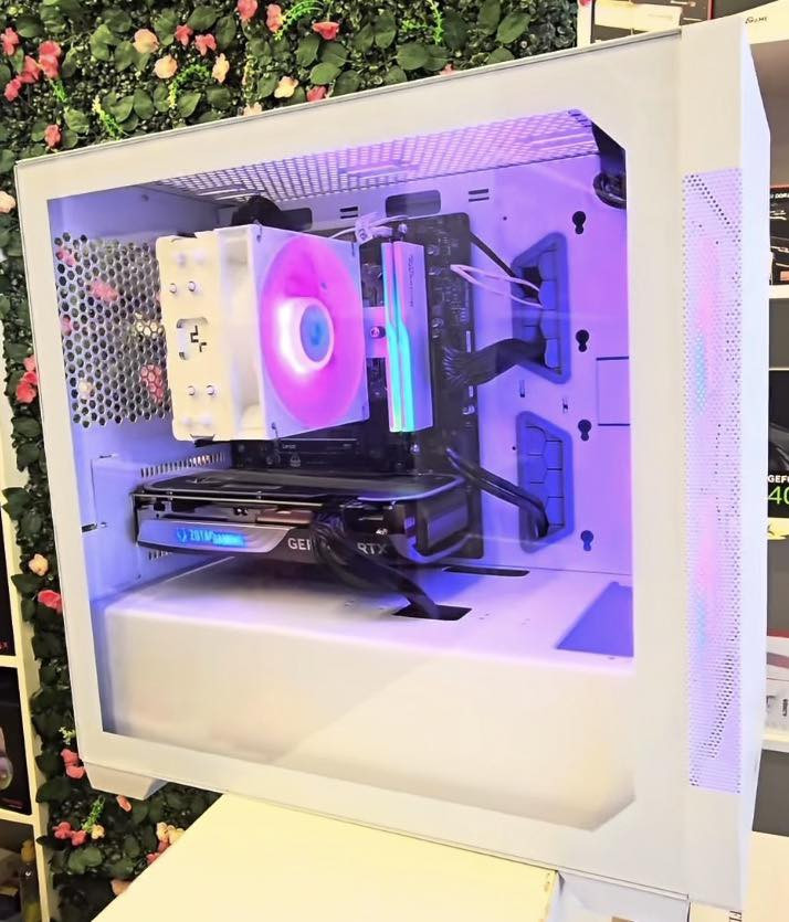 السلام عليكم
pc للبيع

المعالج (CPU): AMD Ryzen 5 7600

 

 كرت الشاشة (GPU): ZOTAC RTX 4060 Ti OC 8GB Twin Edge

 لوحة الأم (Motherboard): MSI B650M_B

 الذاكرة العشوائية (RAM): G.SKILL RGB 32GB (2x16GB) 6000MHz (باللون الأبيض)

 وحدة التخزين (SSD): Lexar 1TB NVMe Gen 3

 مبرد المعالج (CPU Cooler): DeepCool AG400 White RGB

 مزود الطاقة (PSU): Thermalright 750W Gold Gen5

 الكيس (Case): Lian Li Lancool 205M White

سعرها      1,420,000

هذا رقمي ***********

عنواني ديالى
