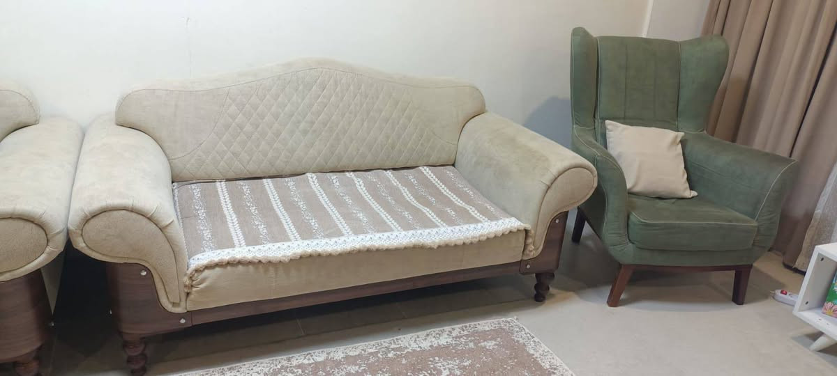 سعر ٣٥٠ قابل للتفاوض
طقم كنبات للبيع استعمال نضيف 
للتواصل على الرقم  *********** مكان اربيل
