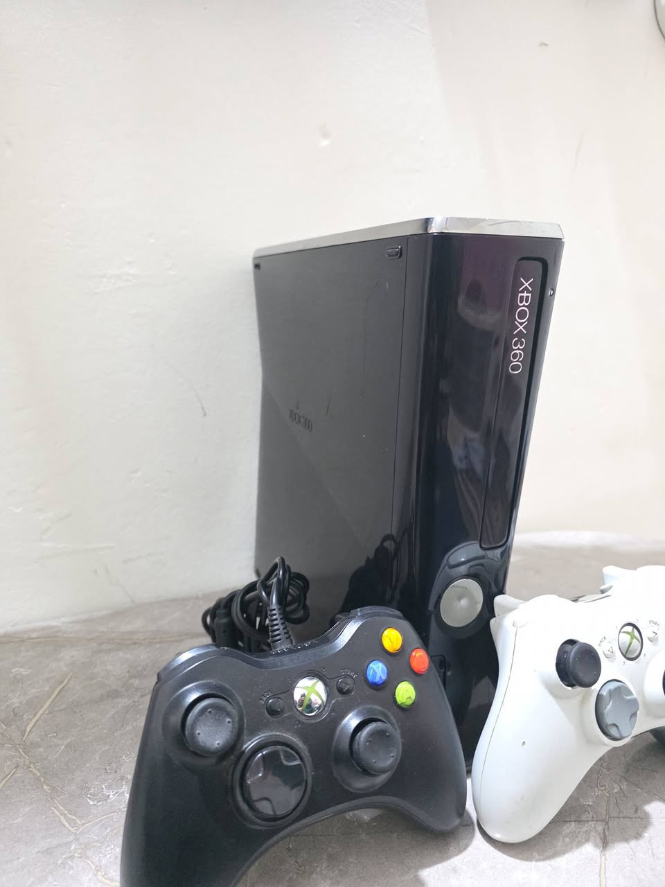 اكس بوكس 360 مهكر حيل حيل نظيف نظام ارورة يحتوي على 141لعبة. ويحتوي على 2جوستك و غراضه كله بلادي شرط الفحص السعر 125وبي مجال للطيبين توصيل جميع المحافظات متوفر ***********
