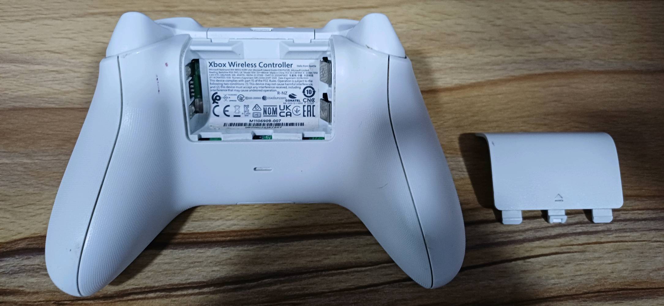 السلام عليكم، يدة إكس بوكس مستعملة من ستة أشهر بس. بيها بس طخات بقلم جاف وخدوش خفيفة السعر ٢9 ألف. مكاني بغداد الاعظمية