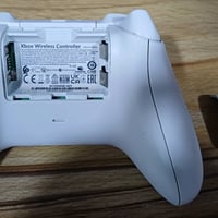 ، يدة إكس بوكس مستعملة من ستة أشهر بس. بيها بس طخات بقلم جاف وخدوش خفي...