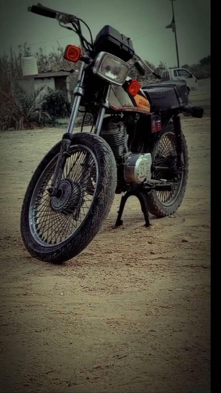 سلام عليكم دراجه نامه لبيع نقص ملف كرهبايات شغاله ونقص وباتري فقط محرك نضيف مابدل بيه غير ولفات بس شاد ولفات صفر لبيع ومستعجل على بيع ودراجه كلك وسعر 250وبيه مجال رقم  *********** لمكان الطيفيه
