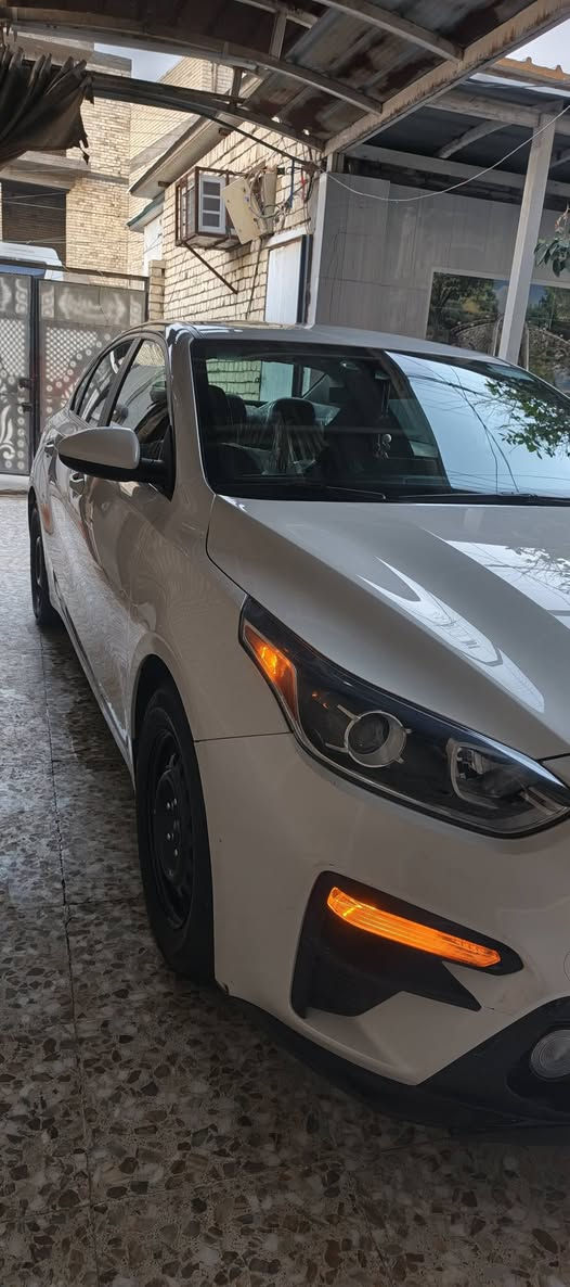 سلام عليكم
كيه فورتي ٢١
حادث مرفق مع الصور جاملغ خلفي بدون دواخل بدون ايرباك 
وكلير بنيد من امريكه قطعتين يعني 
مبينه موصفاته محاجه الذكر 
سياره بسمي بغداد ماشيه ٤٩ 
سياره جديده ونظيفه 
كير أي تي 
مكينه ٢٠٠٠ دوش 
مكاني بغداد لامين 
سعر ١٤٤ وبيه مجال 
***********
