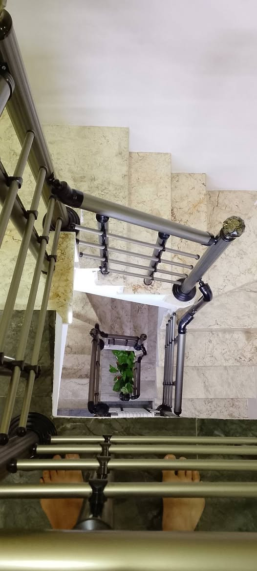 دار في جميلة محلة 516 الساحة 42م 3في 14 طابقين ونص يحتوي على 3غرف نوم و3خدمات وهول ومطبخ وبيتونة وسطح بناء 2023 ينباع مع الاثاث و 4سبالت المنطقة نظام خصخصة للاستفسار والسعر ***********
