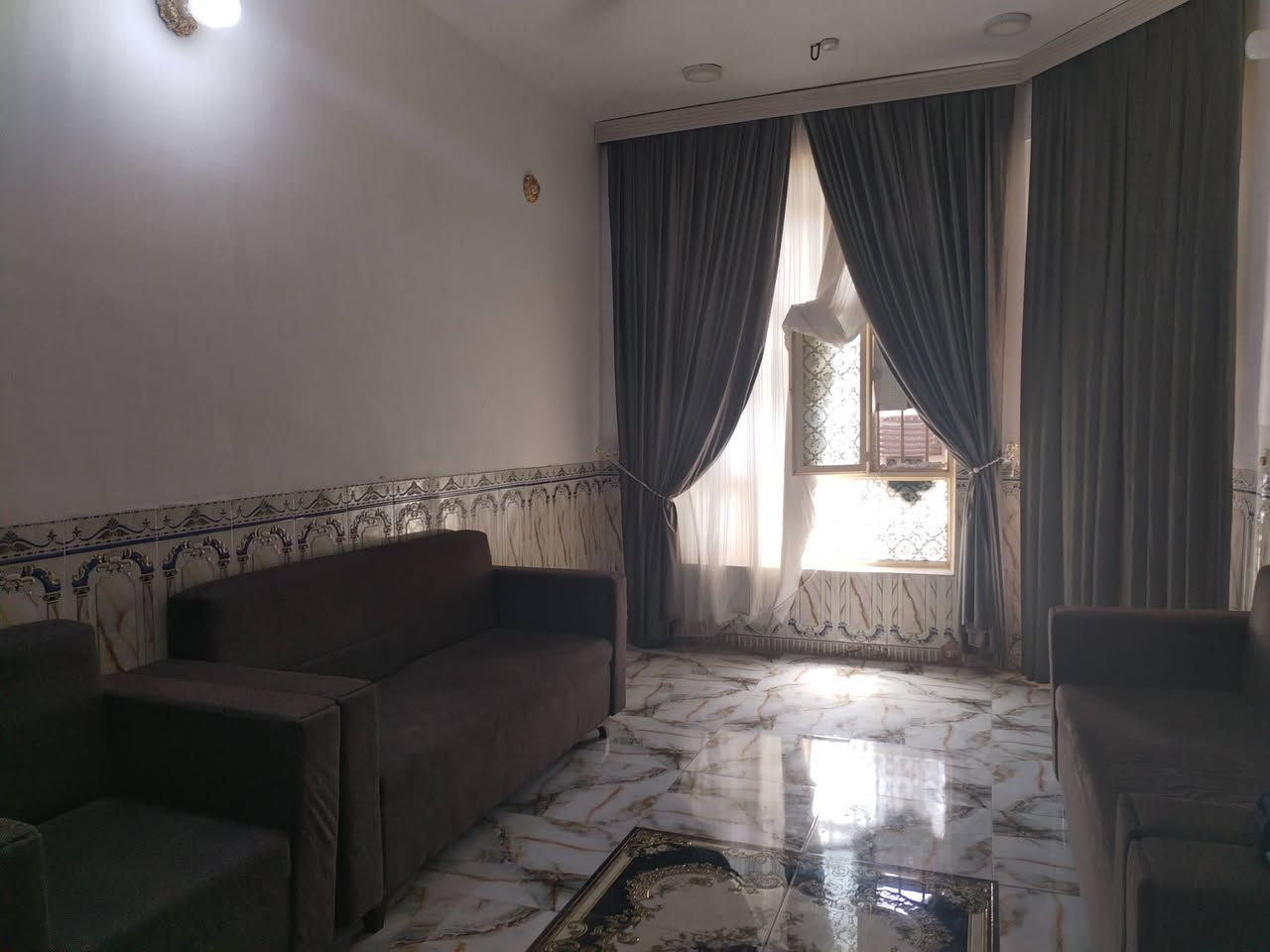 بيت للبيع – منطقة وردية خارج قرب أبو كيرة
مساحة 300 متر
بيت مرتب ومريح، بي حديقة ومساحة خارجية واسعة، مناسب للعائلة وسكن هادئ.
يتكون من:
غرفتين
صالة مرتبة
مطبخ
كَلدور
حوش وحديقة
كراج ومساحة خارجية واسعة
للاستفسار مراسلة الخاص أو الاتصال.
***********
