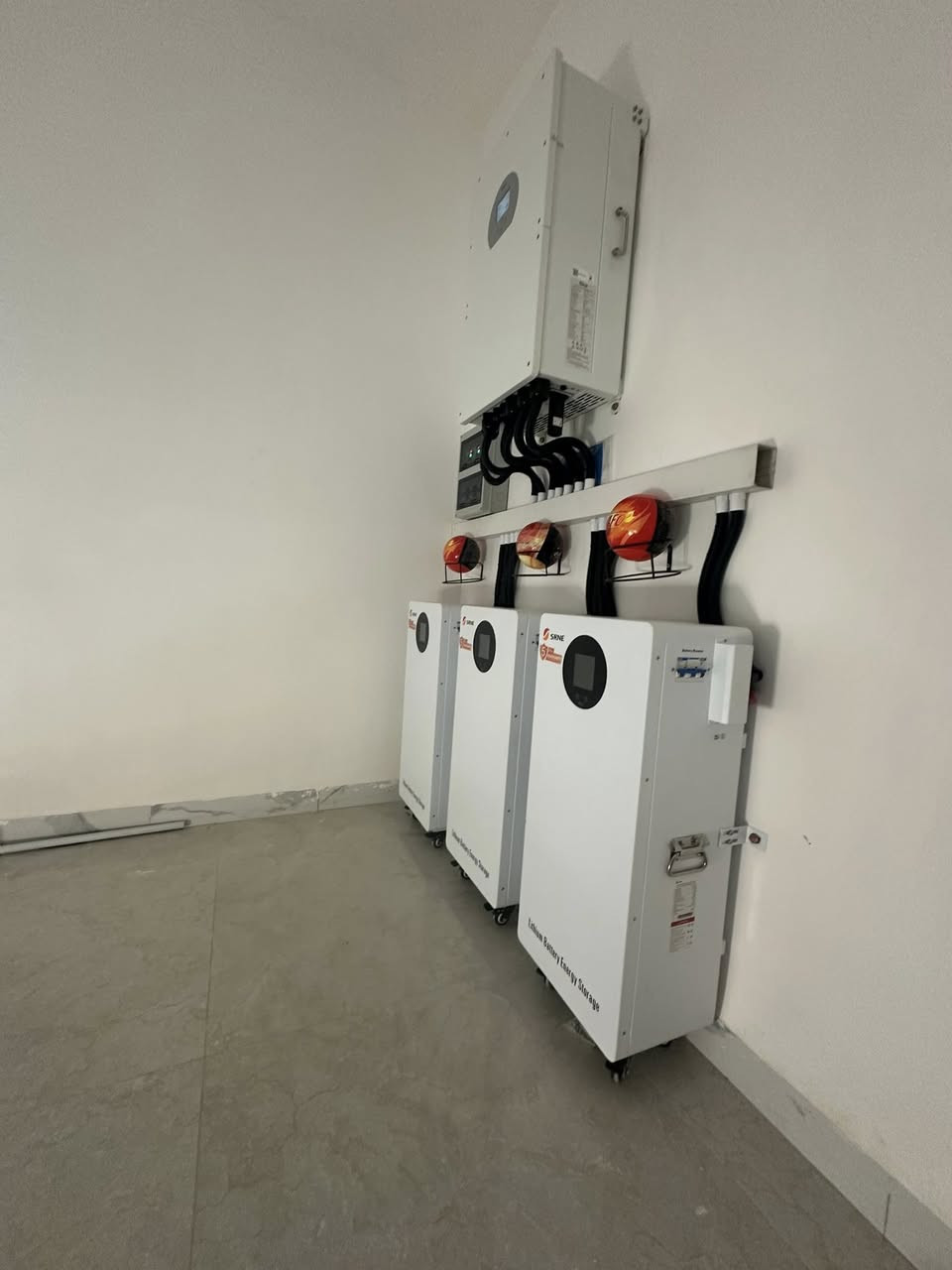 تم بحمد الله تنصيب منظومة طاقة شمسية
📍 المسيب – منطقة ابو عصافير
⚡ مواصفات المنظومة:
 • القدرة: 50 أمبير
 • انفيرتر: هايبرد Deye بقدرة 16 كيلوواط
 • بطارية: ليثيوم 16 كيلوواط عدد 3
 • الألواح: عدد 24 ألواح Hi-MO X10 عالية الكفاءة
✅ أداء عالي
✅ تجهيز احترافي
✅ ضمانات حقيقية
✅ تشغيل مستقر على مدار اليوم
المحيط للطاقة الشمسية
خبرة • جودة • ثقة


**إذا كنت صاحب هذا الإعلان وتريد حذفه لأي سبب، رجاءا أرسل رسالة إلى الدعم الفني**