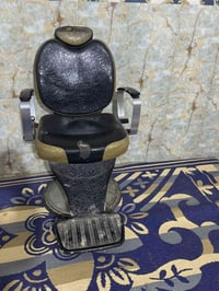 كرسي حلاقة للبيع السعر ٨٥ العنوان البلديات الرقم 07728911638