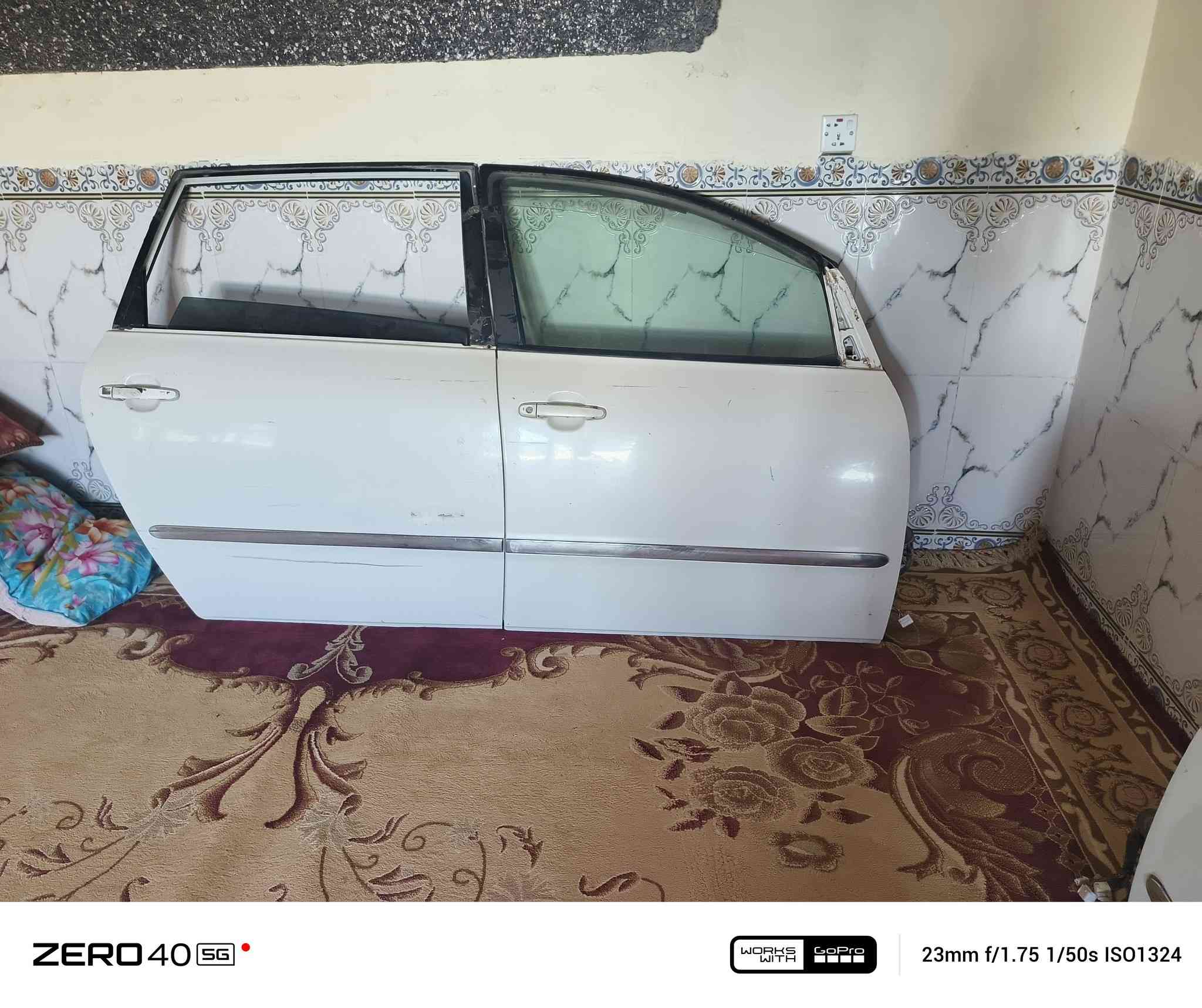 سلام عليكم تخم بيبان 4 نضيفات لون ابيض السعر 200وبيهن مجال ***********
