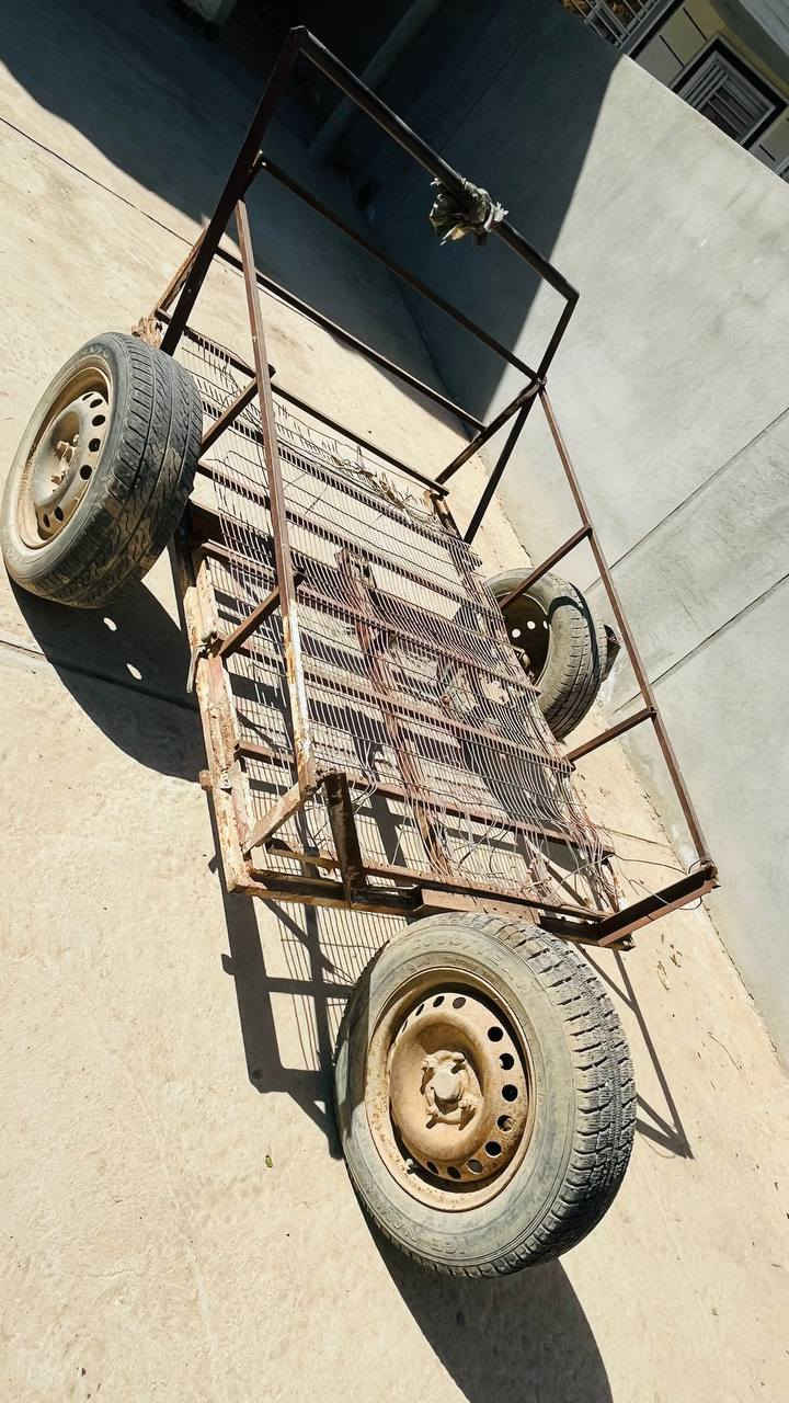 السلام عليكم غراض مستعمله للبيع 
العربانيه حديد درجه اولى+ثلاث تايرات درجه اولى حجم 13
و الثلاجه نضيفه فقط تبريده متوسط و موطور جديد درجه اولى 
سعر العربانه .100وبيه مجال 
و سعر الثلاجه 40الف وبيه مجال
والاستفسار على رقم ***********
