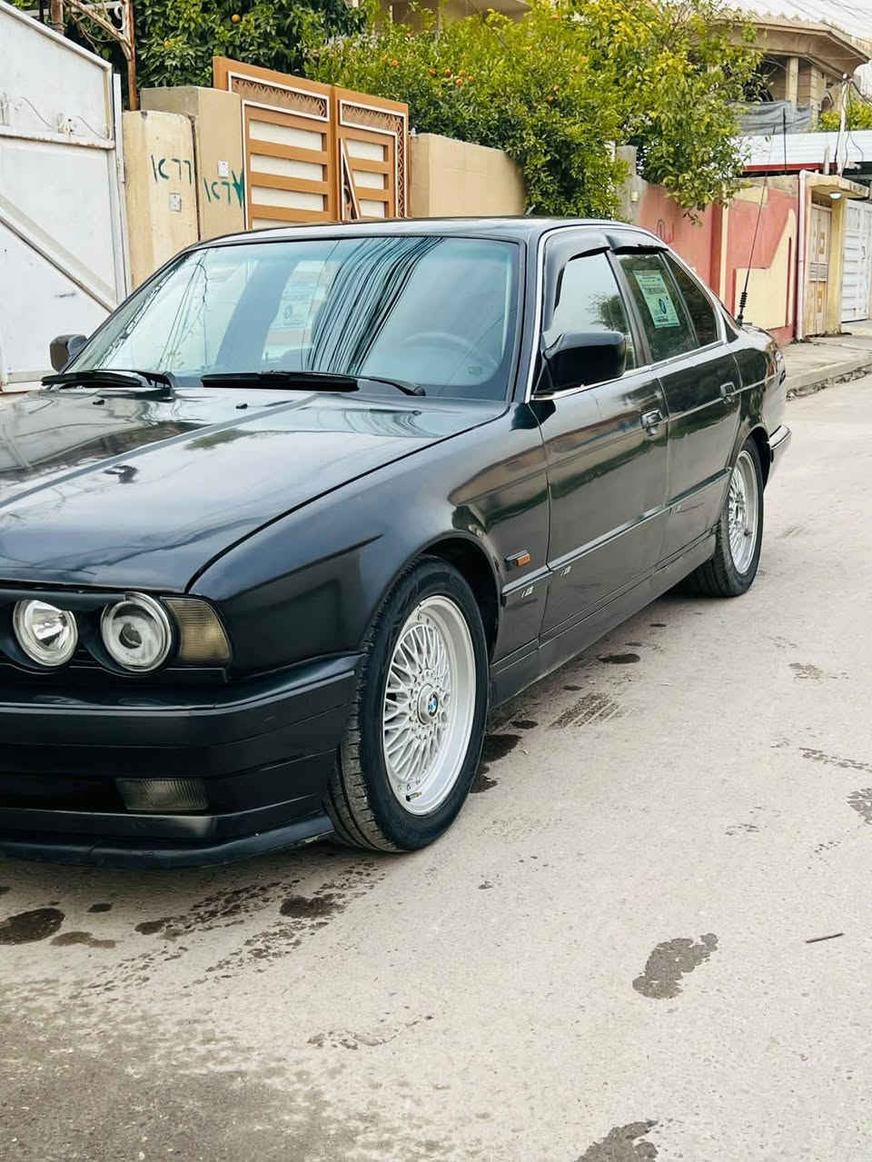 اسلام عليكم
525/موديل1991 
السياره بجم رفيع نضافه كدام العين سياره بيها جاملغ خلفي 
بجم رفيع عطر عريض
رقم نينوئ الماني شرط تحويل
تاير تكم كامل جديد
السياره وارد ياباني فول توماتيك عدا فتحت سقف 
مكينه 25كبس عدل المرغوب 
كير توماتيك شرط السياره لا صرف لا نفخ 
جهازه سعرها 58مجال بسيط تواصل
***********
***********
