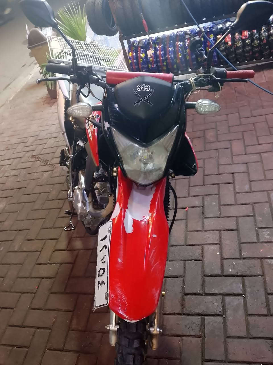 السلام عليكم دراجه قفاز لونسون موديل 23 دراجه خير من الله نقصها بس عداد الكتروني محترك شريط يرادله تبديل سعرها 2000000 مليونين وبيها مجال بسيط ***********
