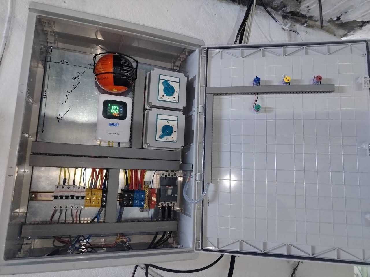 السلام عليكم.. عمل بورد كهرباء كلاسك لمنزل صغير يتحمل ١٠٠ أمبير لكل فيز لكن الحمل الفعلي الكلي اقل من ٧٠ أمبير موزعه على ٣ فيز قاطع abb الاوربي الاصلي بجانية جوزة اطفاء حريق صغيرة سلكترات ميتوب ثقيل ١٢٥ امبير عدد ٢ وكذلك كنكترات توزيع ثقيله وجوزات تخريج abb واسلاك الوطني ثقيل ٢٥ ملم والموزع للسلكترات ١٦ ملم جهاز تحويل مزود بتايمر وحماية من ارتفاع وانخفاض الفولتية وكرة اطفاء الحريق اعلى اللوحة ومصابيح اشارة قارئ فولتية في باب البورد .


**إذا كنت صاحب هذا الإعلان وتريد حذفه لأي سبب، رجاءا أرسل رسالة إلى الدعم الفني**