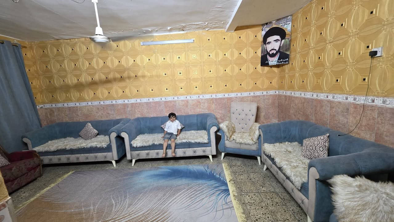 السلام عليكم
دار للبيع المساحه 160 واجهيه 8 ونزال 20 بصف الركن 
طابق ونص الطابق الاول استقبال وهول ومطبخ وغرفتين نوم وحولي وحمام وتواليت 
الطابق الثاني غرفه نوم وحمام وتواليت مشترك ومطبخ ساندويش 
الشعله قطاع ال 11 فرع مقابل جامع الحق يبعد عن الشارع العام فرع وعلى شارع 60 فرع 
الاستفسار ***********+ وتساب
