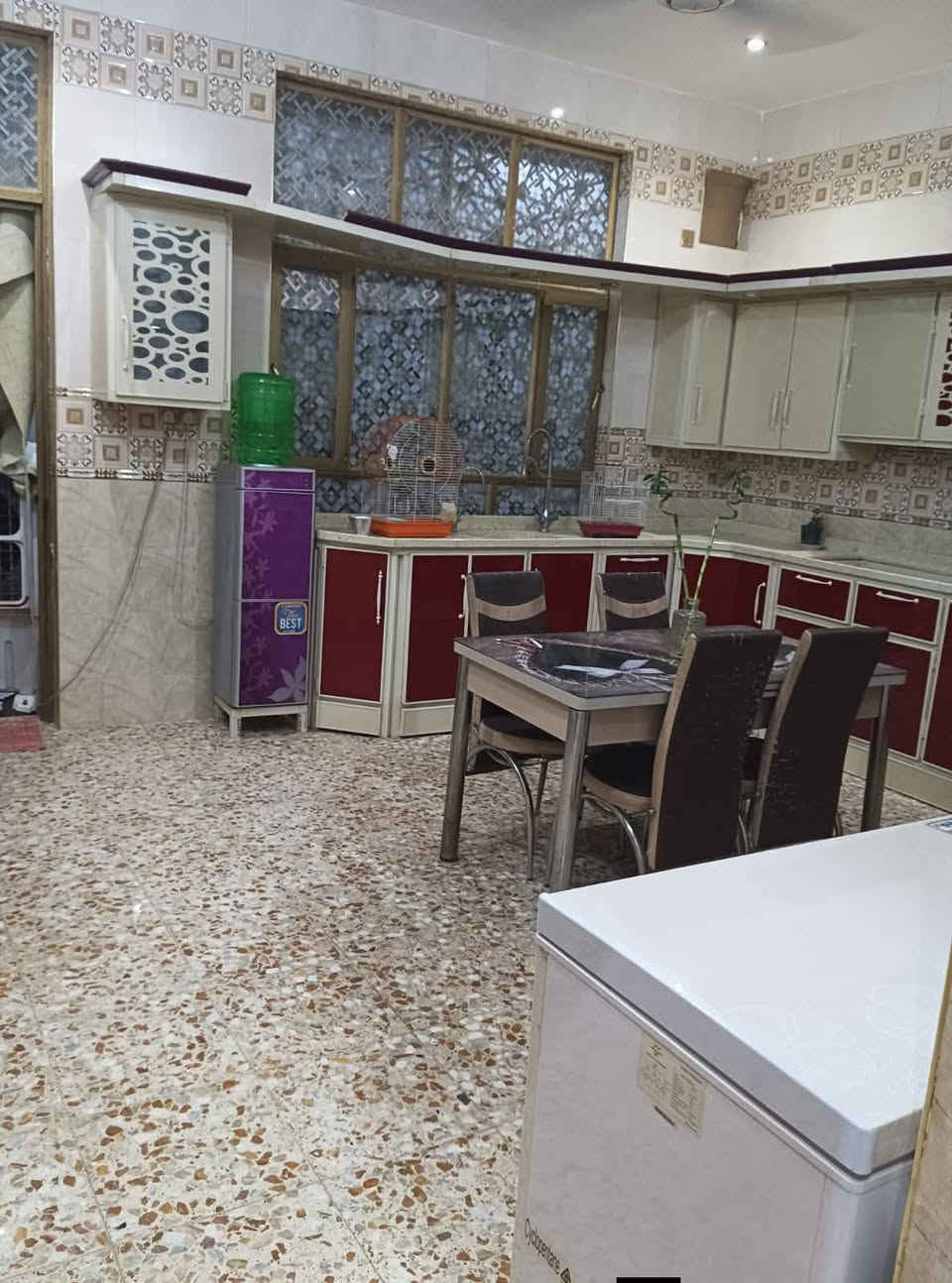 دار للبيع بناء حديث حله نزلت العيد قرب سيد ابراهيم 

مساحته 200متر طابو زراعي سند25 

الواجهـــــــــة  10متر       
النــــــــــــزال  20 متر

مــــــحتويات الـــــــدار طابق واحد 
     
الطابــــــــــــــق الأرضـــــــــــــي

غرفتين نـــــــوم وصاله وكليدور ومطبخ حار وبارد ومجمع صحيات داخلي وخارجي وكراج كبير وحديقة 

لـــلاســــتـــفـــســـار ***********
***********
مراجعة مكتب سومر للعقار نادر الاولى على الشارع الخدمي قرب حسينيه حنتوش
