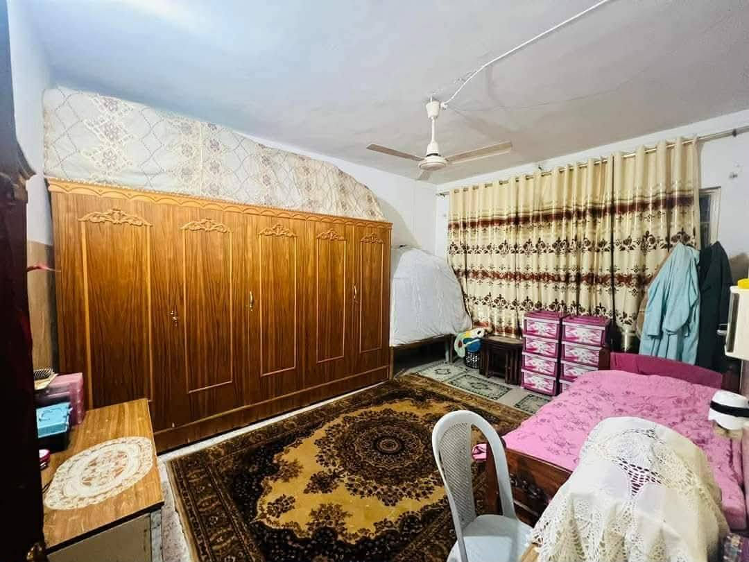 للبيع بيت  بحي الشرطة بالمربع الذهبي 

مساحة 200 متر 

واجهة 10 قبل مجمع راما بفرع 

طابقين بناء قديم 

اربع غرف نوم 

هول وستقبال 

صحيات بطابقين 

مطبخ بطابقين 

معزول الاول عن الثاني 

// للأستفسار  التواصل ***********
