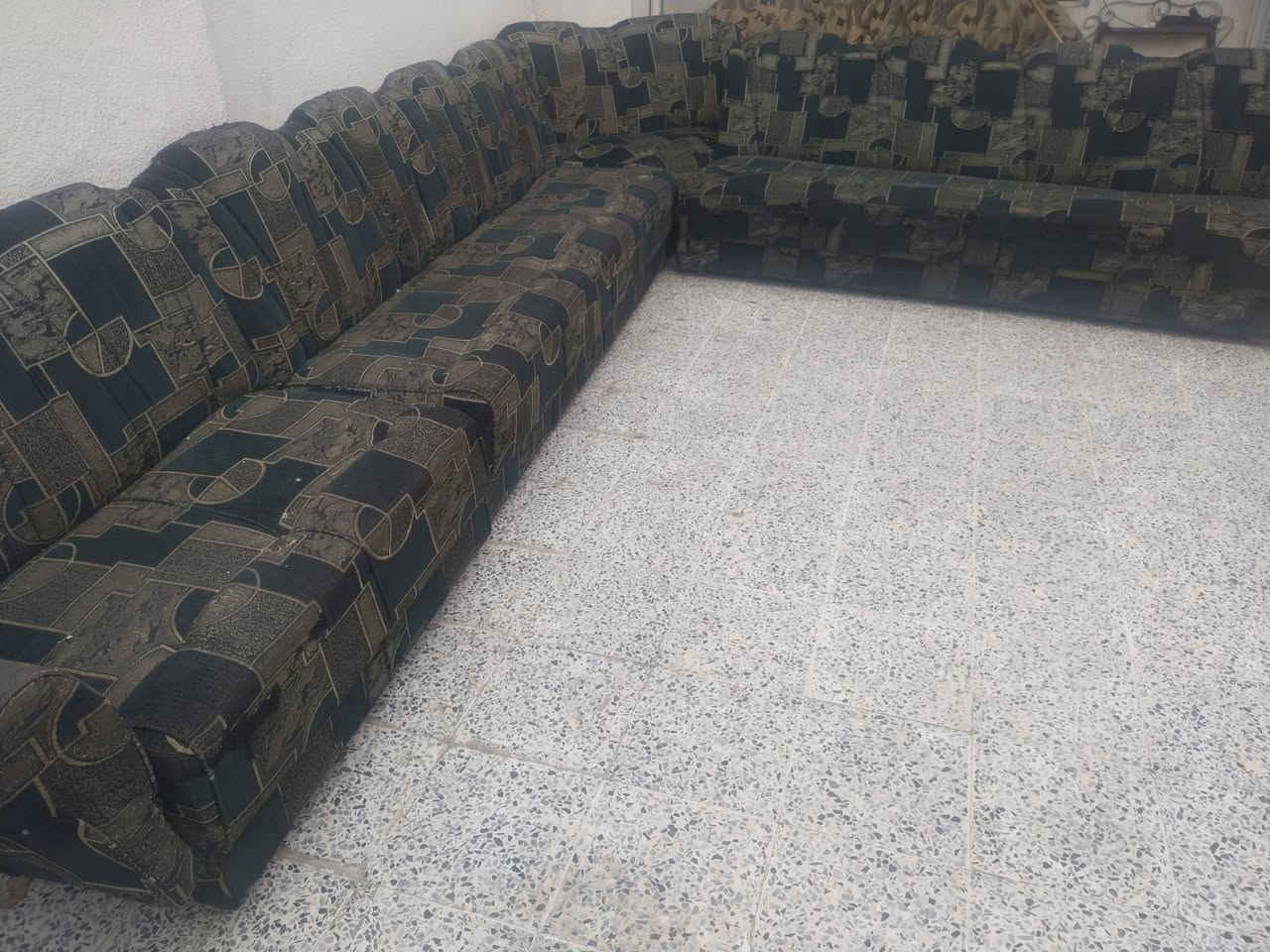 طخم مستعمل للبيع بسعر مناسب جداً في حي الأمن للإتصال، ***********
