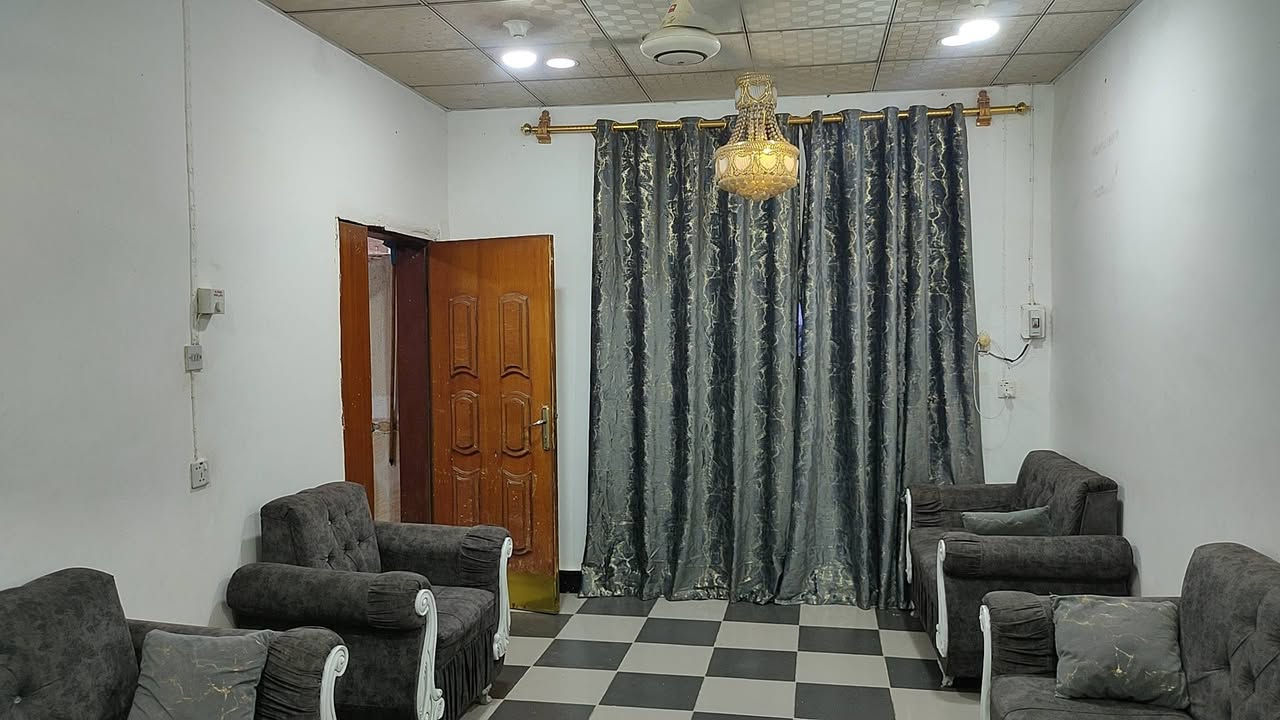 للبيع للبيع
#دار طابقين 
#منطقة حي العمال
#المساحة 150 متر
#بناء الالفينات وعالي عن الشارع ثلاث درجات
#الطابق الارضي يحتوي على 
غرفتين وصالة ومطبخ وبراني ومجمع صحيات داخلية وخارجية 
#الطابق الثاني يحتوي على 
غرف عدد 4 وصحيات 
للاستفسار او كثر مراسلتنا على الخاص او الاتصال على الأرقام التالية أو مراجعة مكتبنا 
مكتب الفخامة للعقارات في السماوة 
الواقع في منطقة الحكم قرب مكتب العصائب القديم ومقابل باب متنزه الزهور
***********
***********
***********
