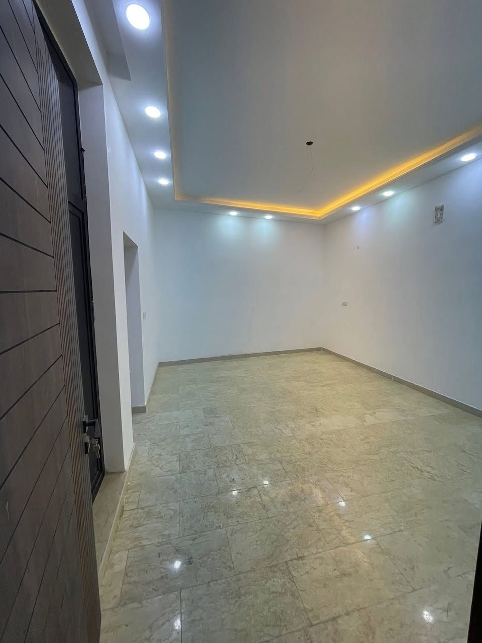 للبيع في السيدية📍
الضباط خلف شارع الكويتي📍
 دار درجه اوله مودرن🏠
المساحة 162متر الواجهه 6 متر ونص
        عقارين تونات

1_الطابق الأرضي يتكون من:
غرفة نوم ماستر حولي واستقبال ومطبخ وخدمات
2_الطابق الأول 3 غرف نوم +حمام 
العقار حولي استقبال 4 غرف نوم 3 خدمات
للاستفسار ***********
