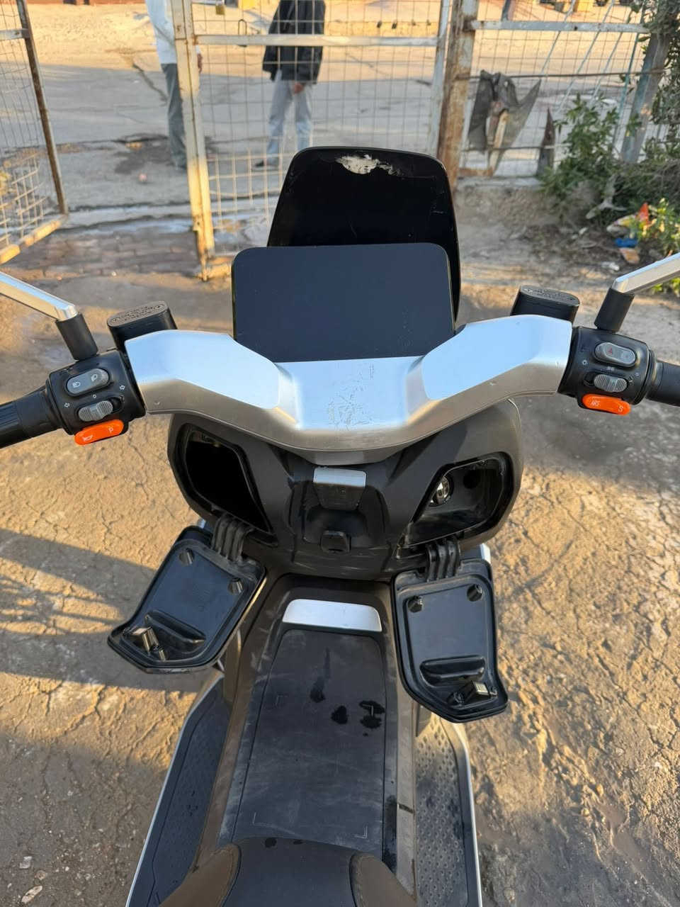 دراجه شحن ملكيه سته باتري كبير سرعه ٨٠ حقيقي دراجه مستعمله صار الها ٣اشهر بصمه صندوك على بصمه الدراجه نضيفه ملف 2500واط السعر مليون ونص  قفل بيها مجال قليل للاستفسار على رقم(***********)
