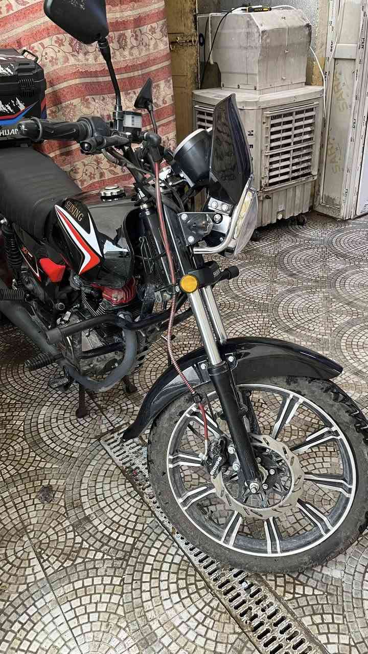 سلام عليكم 
دراجة شايننج موديل 23 أوراق اوصوليي مو سكنر 
الدراجة 5 گير،ماشية 2600 km 
طالعه من المعرض 2026/1/1
الدراجة بيها بس شخط بالتانكي و الباقي كله سليم 
سعر الدراجة 1,350,000
مكاني كربلاء 
هذا رقمي ***********

