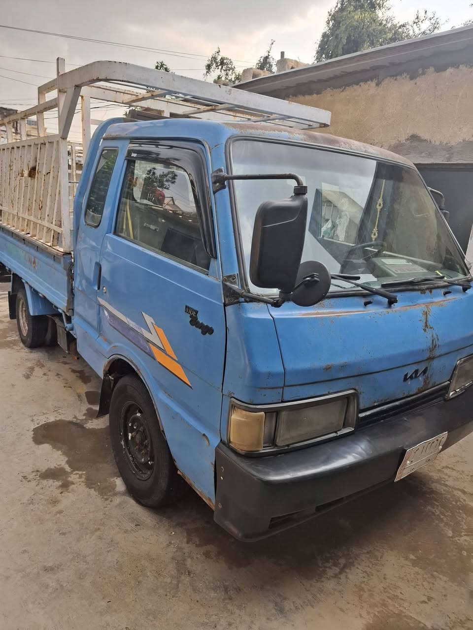 كيا بنكو 93 سياره مكفوله من كير ومكينه ورقم شاصي والباقي شوف العين  تخم تاير جديد مكان بغداد الحريه سعر 45 رقم الهاتف ***********
