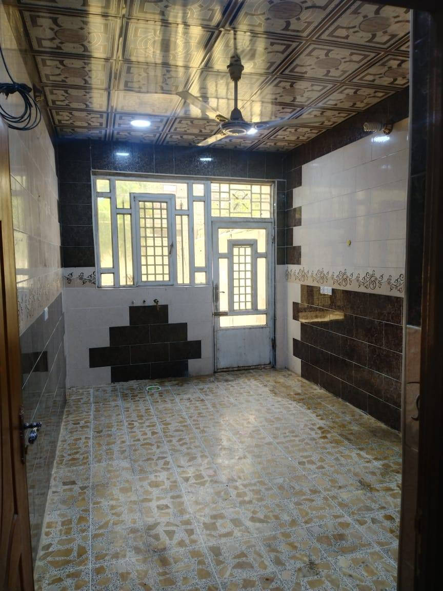 بيت للبيع في حي المثنى مقابل حي الخضراء قرب جامع الوهاب المساحه ١٧٥م.٤غرف نوم واستقبال وصاله وصحيات خارجية وداخليه ومطبخ حار وبارد وكراج سيارة وحديقة صغيره بيها نخله حماله تمرللاستفسار *********** واتساب موجود...ملاحظه:البيت بأسمي سند ٢٥ البيع بدون مكتب عقار.
