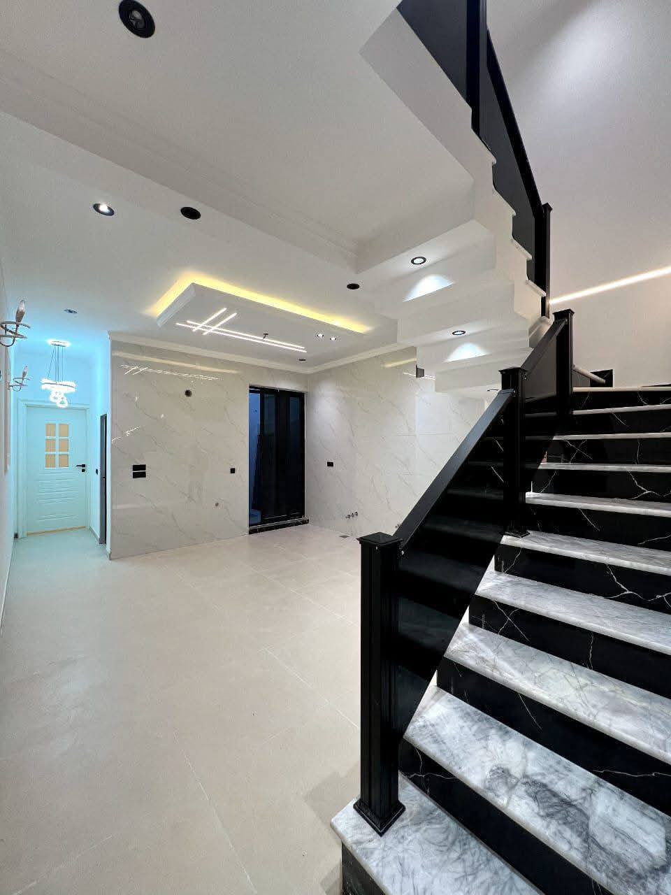 سعرة حيل مناسب
عن دار للبيع مساحه 100 متر

حي الجهاد الامانه بضهر الشارع العام 

بناء حديث غير مسكون يحتوي على

مدخلين صاله مطبخ منور حمام

وغرفة نوم جوه وفوق

غرفتين وخدمات للاستفسار 

*********** مكتب
