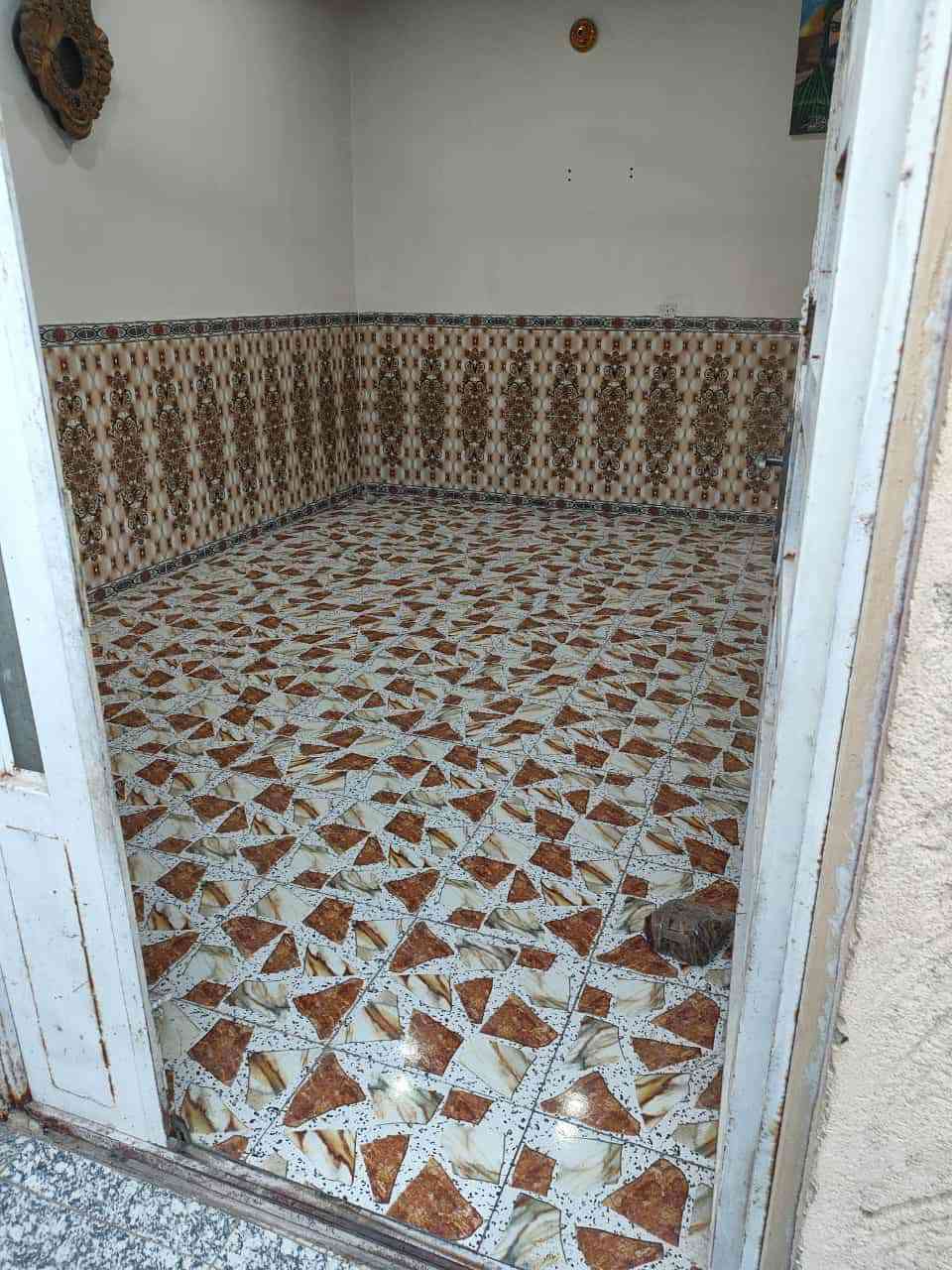 دار للبيع النجف الاشرف شارع المطار القديم غرب أسواق الأمير المساحه 100متر تحتوي على غرفه وصاله ومطبخ واستقبال وحمام داخل وخارج كاشي سيراميك صب كونكريت بناء بلوك طفيلي شرط السعر 25مع المجال للاستفسار الاتصال او المراسله ***********.    طابو زراعي 25
