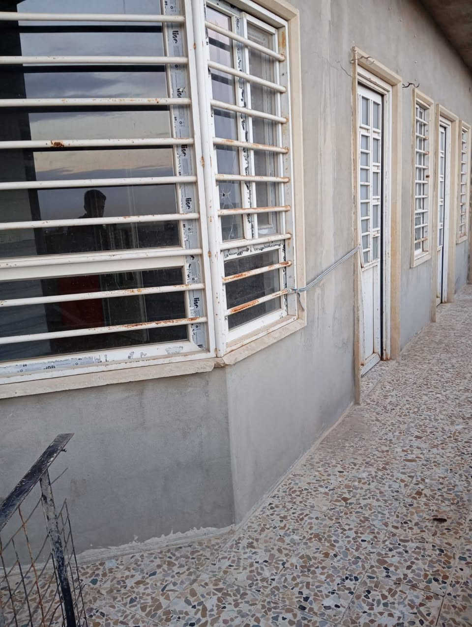 شقة للإيجار – الموصل / الجانب الأيمن / حي 17 تموز
شقة سكنية طابق الثاني،مساحة واسعة  150 متر  مناسبة للعوائل، تقع في منطقة هادئة واطلالة فريدة على الجانب الايسر وفندق الموصل وقريبة من جميع الخدمات.
تتكون من:
٢غرف نوم
صالة
مطبخ
صحيات
بلكونتين
الشقة مرتبة وجاهزة للسكن فوراً.
الإيجار الشهري: 300,000 دينار عراقي
للاستفسار يرجى التواصل على الرقم: 9647741661281+
9647778442182+


**إذا كنت صاحب هذا الإعلان وتريد حذفه لأي سبب، رجاءا أرسل رسالة إلى الدعم الفني**