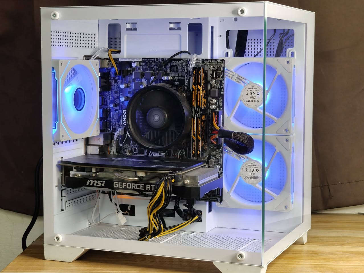 السلام عليكم 
تجميعة للبيع بمواصفات قوية وضمان حقيقي 🌟
💠GPU: Nvidia RTX 2060 6G MSI
غير مفتوح ولا مبدل معجون على وضع الشركة
💠CPU:  R5 3500 6C 6TH 
💠Cooler: Stock Ryzen cooler
💠M.B: A320m Asus Prime 
💠RAM: 16GB 8x2 ddr4 3200Mhz T.force جديدة
💠STRG: SSD Laxer 256GB 
💠P.s: 600w aigo 
💠Case: Glass White case with 3xfan ARGB
WITH RGB Remont Control

ضمان الحاسبة اسبوع والربط على UPS لحماية القطع
السعر 685 الف دينار

📍الموقع بغداد مدينة الصدر قطاع 23
🚚 يوجد توصيل لجميع محافظات العراق 🇮🇶 
 هـ ***********  📞
