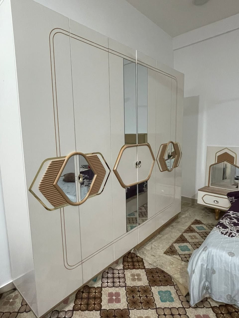 غرفه اخشاب استعمال قليل اخو الجديد اب ٨٥٠ 
***********
