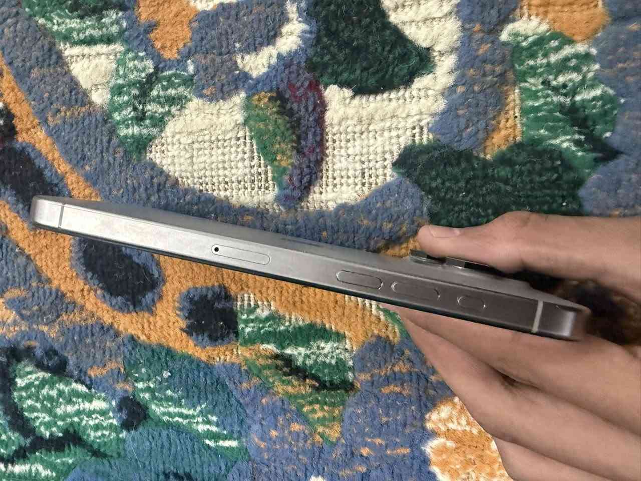 ايفون 15 برو ماكس  
مبدل شاشه وسط وفطر بالضهر وشاشتة بيه فطر صغير صاير فوك مامئثر اموضح بالصوره 📸

 الجهاز كلش حلو نضيف 🩶🔥

بطارية 87 🔋

ذاكرة 256 🤞

السعر المطلوب 625 

متاح واتساب ***********
