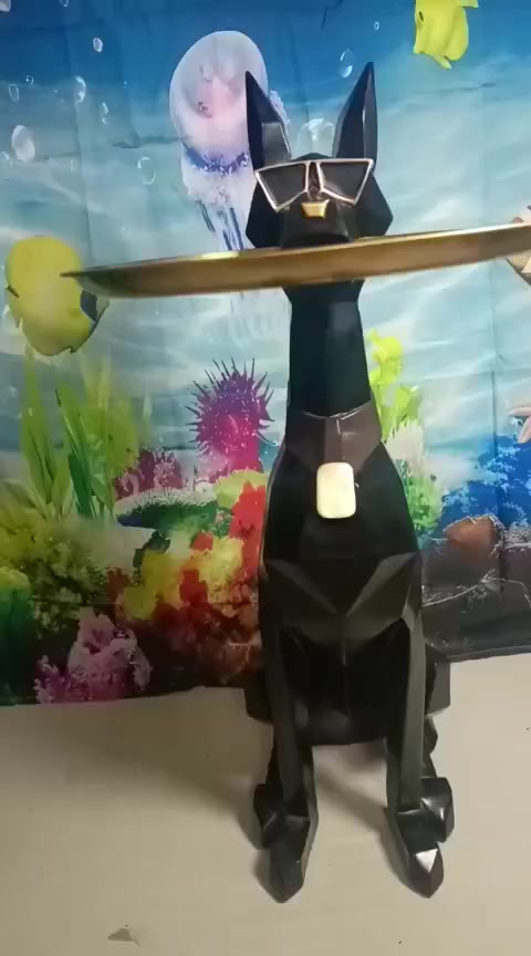 هذا المجسم هو تمثال ديكور لكلب من فصيلة "دوبيرمان" مصمم بأسلوب هندسي عصري (Origami/Geometric) ويُستخدم كطاولة جانبية أو حامل للأغراض. 
 +1
إليك أبرز تفاصيل هذا المنتج:
الوظيفة: يعمل كستاند للمفاتيح، المجوهرات، أو كطاولة خدمة صغيرة للوجبات الخفيفة والمشروبات بفضل الصينية المعدنية.
المادة: يُصنع غالباً من مادة الراتنج (Resin) المتينة عالية الجودة، مع صينية قابلة للفصل.
التصميم: يتميز الكلب بمظهر "جنتلمان" حيث يرتدي نظارات وربطة عنق، مما يضفي لمسة عصرية وأنيقة السعر 90 ألف


**إذا كنت صاحب هذا الإعلان وتريد حذفه لأي سبب، رجاءا أرسل رسالة إلى الدعم الفني**